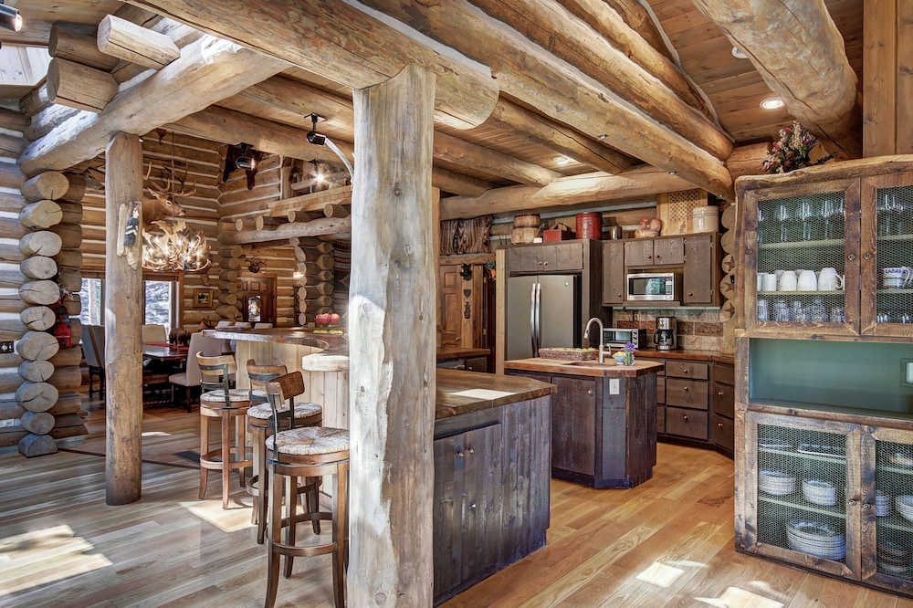 Bear Lodge 6 Bedroom Home by RedAwning