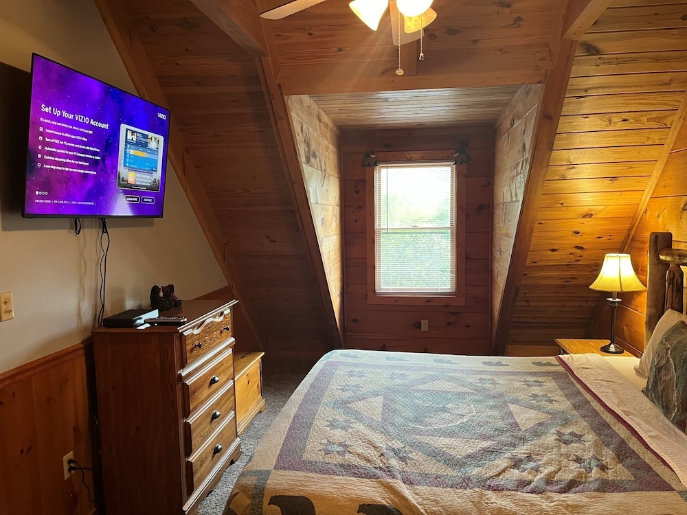 Er27- Bear Naked - Great Location- Close To Town 2 Bedroom Cabin by RedAwning view 5