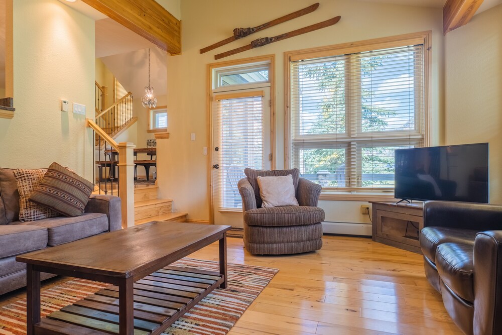 Private Home With A Beautiful Mountain Vista - Woods24 by RedAwning view 3