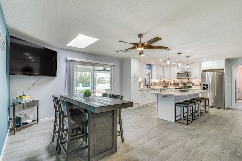 Sunny Arizona Oasis w/ Views - 2 Mi to Lake Havasu