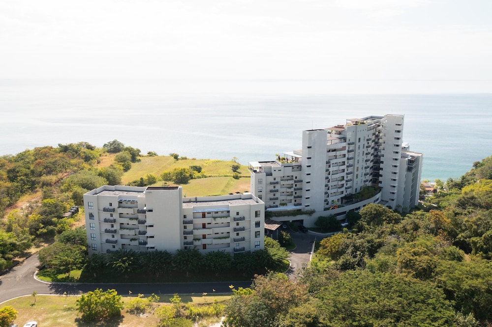 Ourfriends Condo by Acomodo