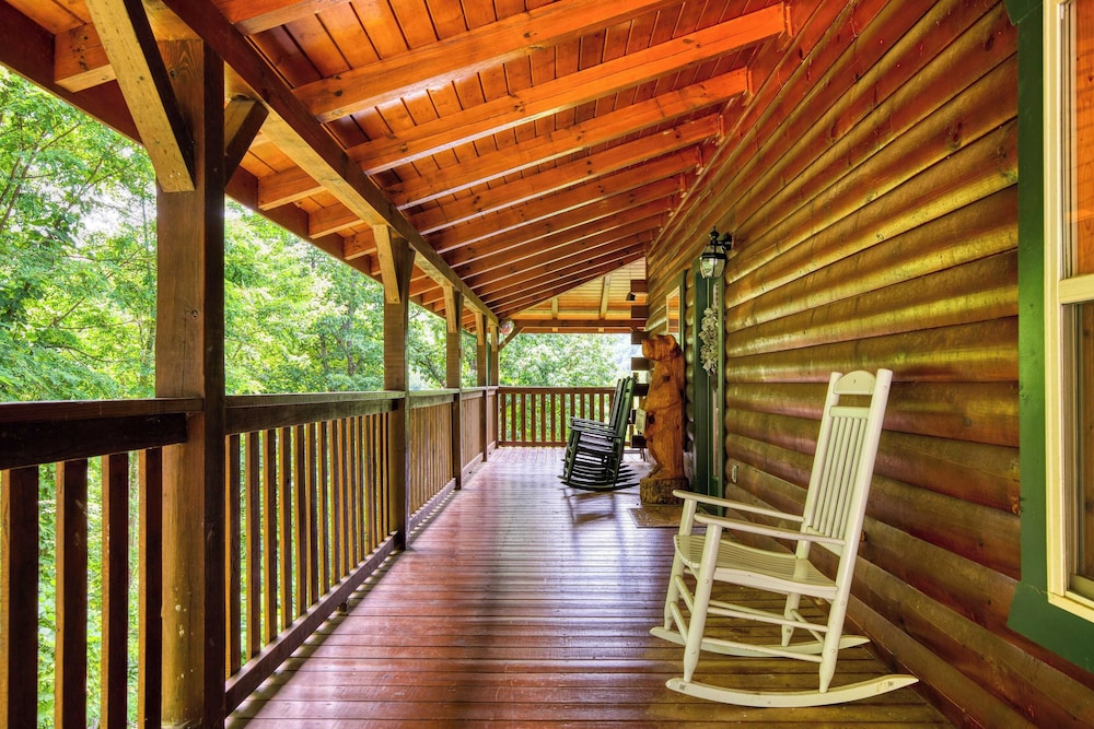 Triple Mountain View by Avantstay: Hot Tub, Game Room & Stunning Smoky Mountain Views