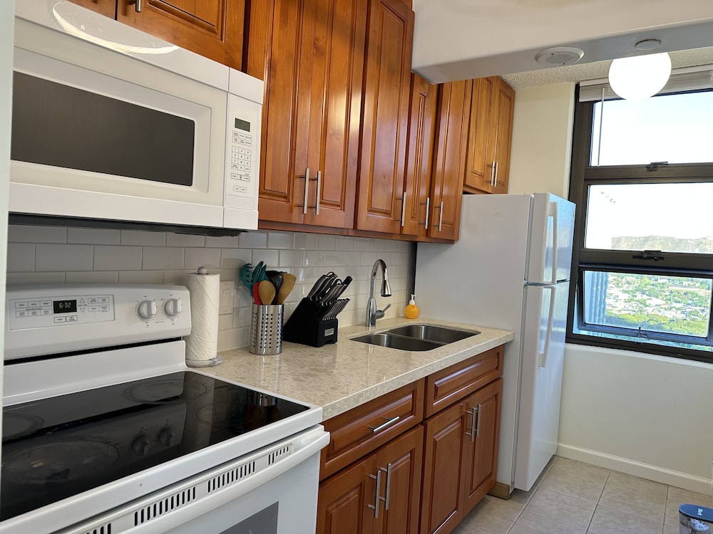 Waikiki Banyan-Free Parking-Free WI-FI: kitchen photo