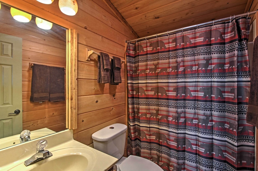 Hot Tub & Mtn Views: Scenic Cabin in Gatlinburg!