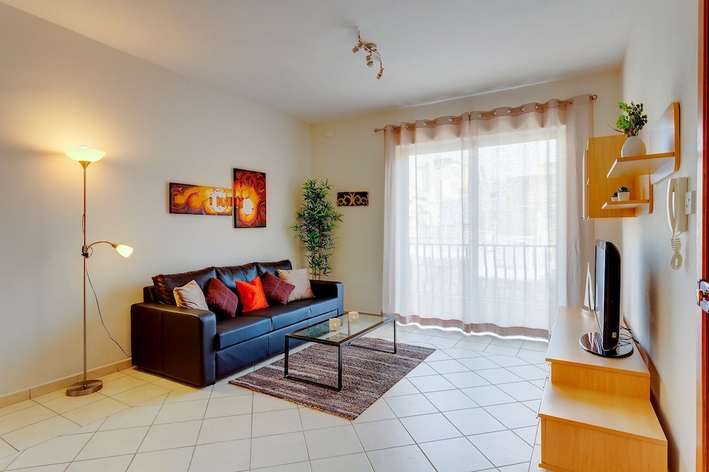 Hotel Valletta and Harbour Views Apartment in Central Sliema - Image 1