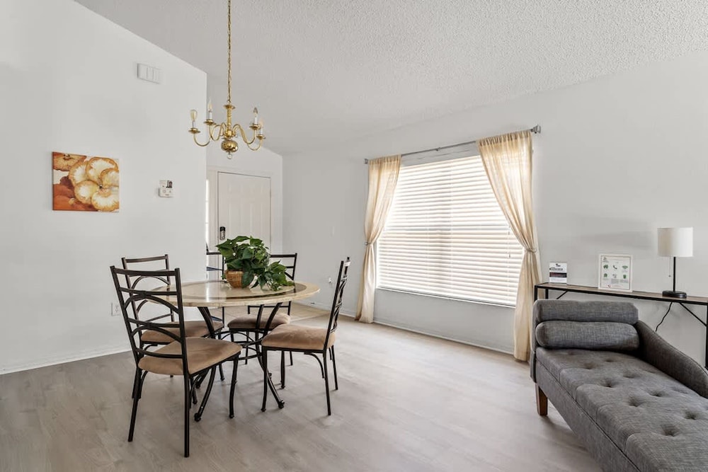 Stair-free 4BR Home for 8 - Tv210