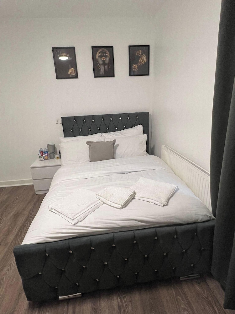 Lodge - Sleeps 10 & Free Parking