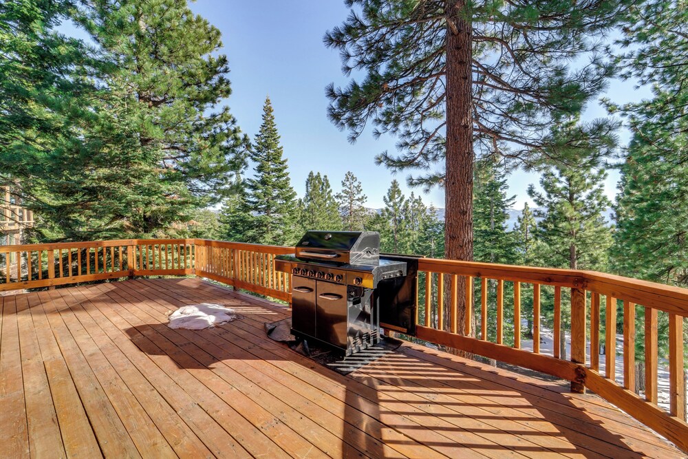 6 Mi to Ski Slopes! Family Tahoe Cabin w/ 3 Decks