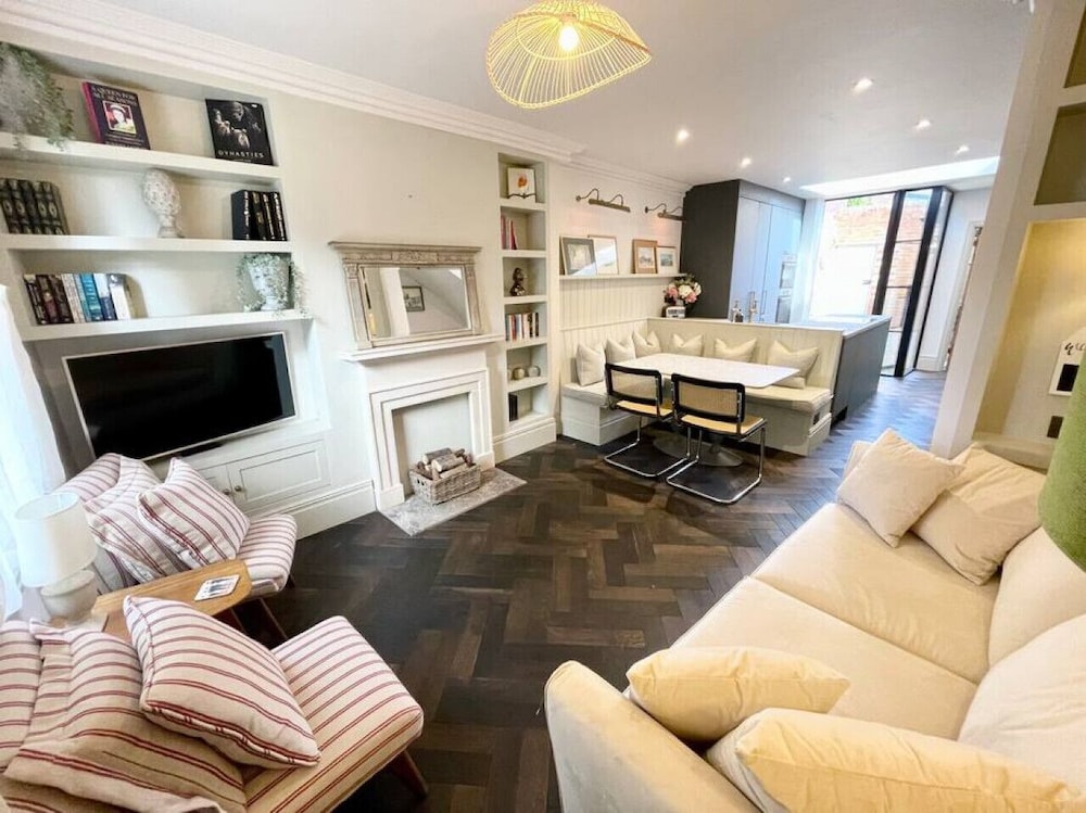 The Emerald - Central Henley 2 Bedroom House view 3
