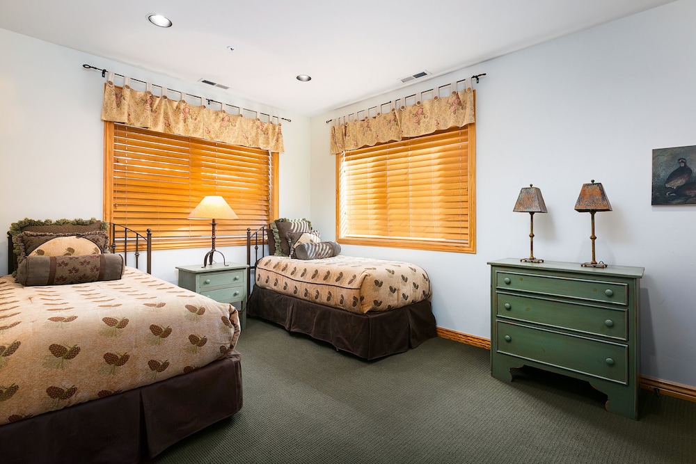 White Pines 5-Bedroom 5-Bath Luxury Home in Solamere Lower Deer Valley