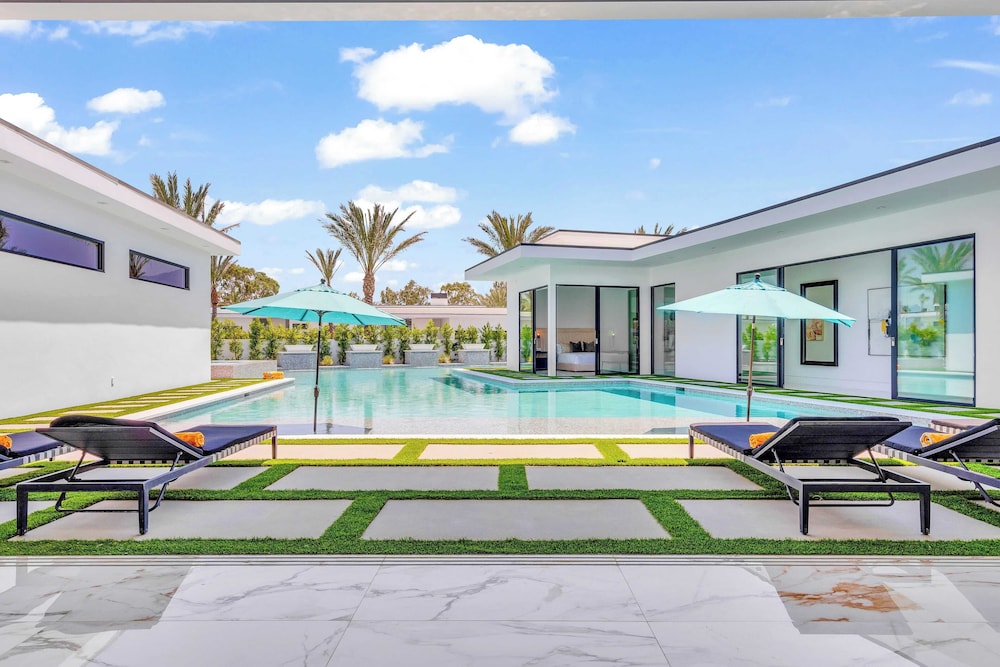 Luxury Retreat Pool, Putting Green + Pickleball Sleeps 17 Bravo Villa 8 by Avantstay