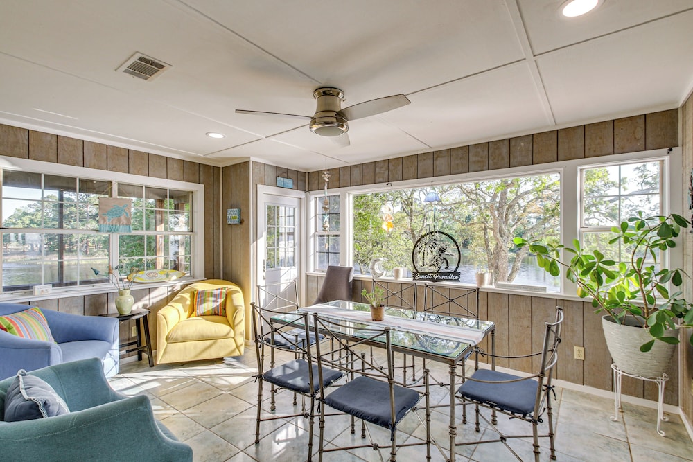 Bayfront Haven: Group Getaway in Milton!