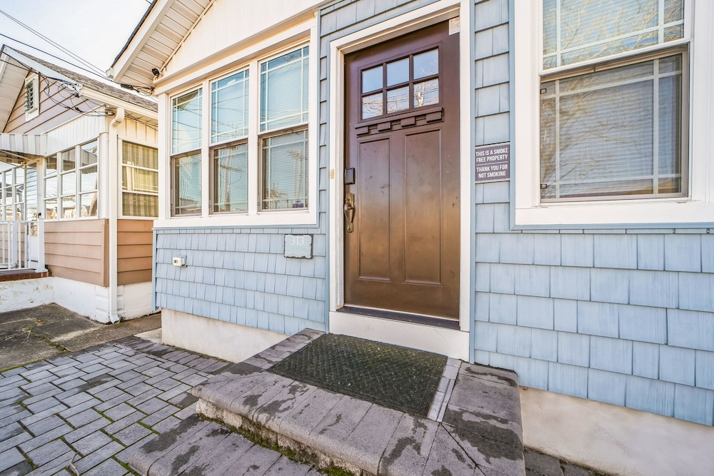 Cozy 3-br Retreat, Four Blocks To Beach & Boardwalk 3 Bedroom Home