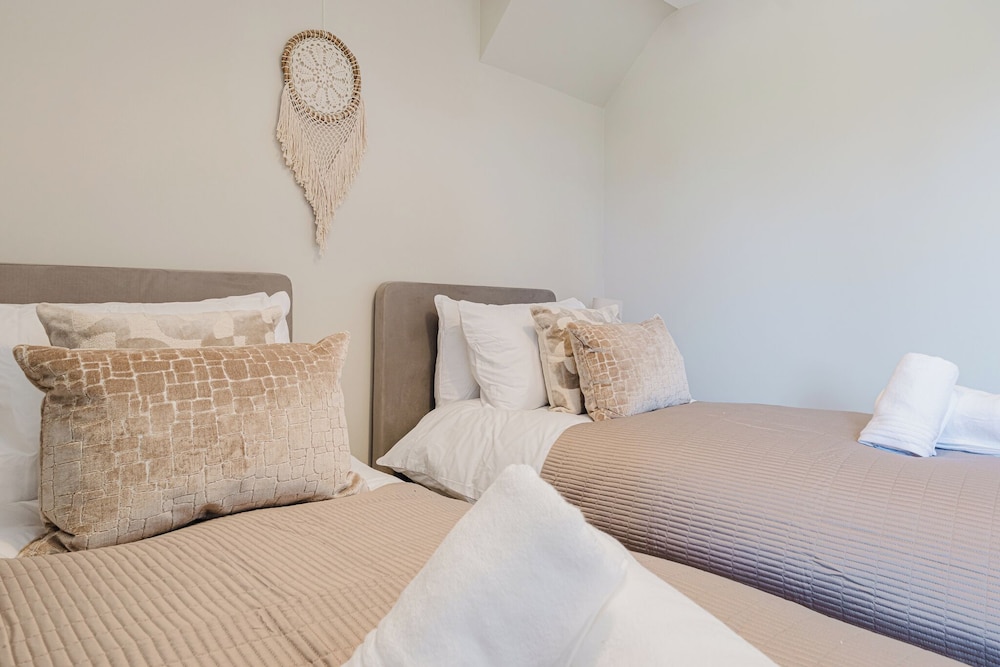 Beautiful 4 BD Home near Woodstock