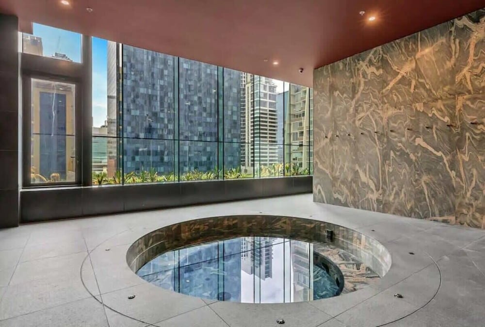 A 3BR Apt Next to Melbourne Central, Free Parking