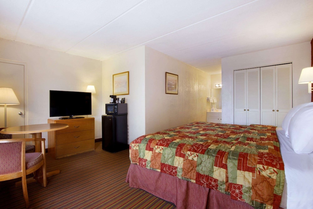 Days Inn by Wyndham Seneca / Clemson Area view 3