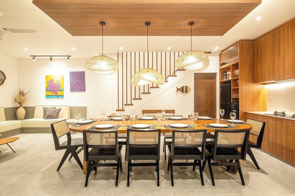 Opulent 5BR Modern Villa 400m From the Ocean