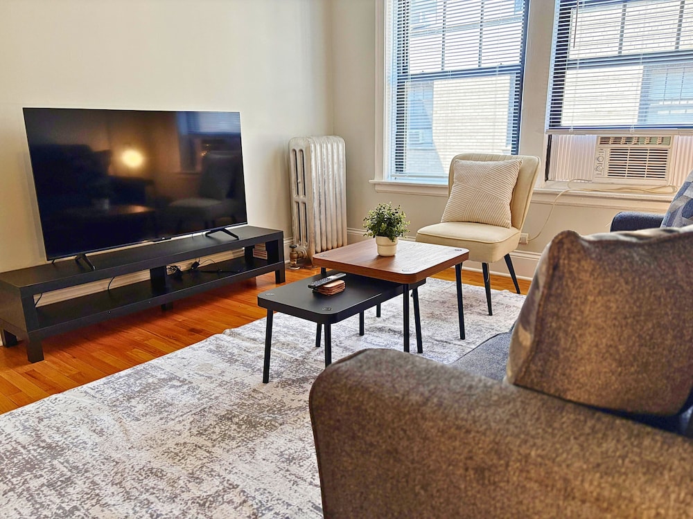 Furnished 1BR - Woodlawn 2W