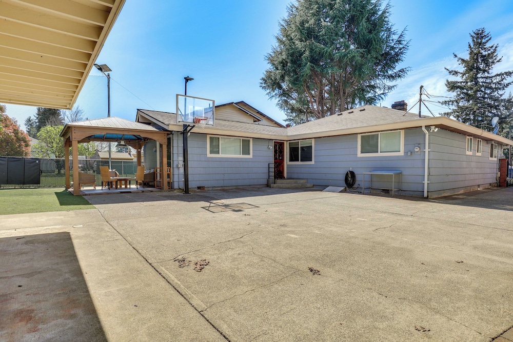 15 Mi to Dtwn Seattle! Home w/ Fun Outdoor Space