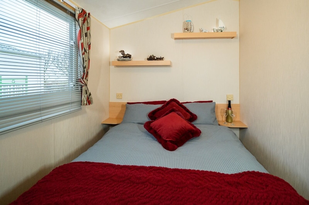 Inviting 3-bed Caravan on Sand Le Mere, Tunstall view 2