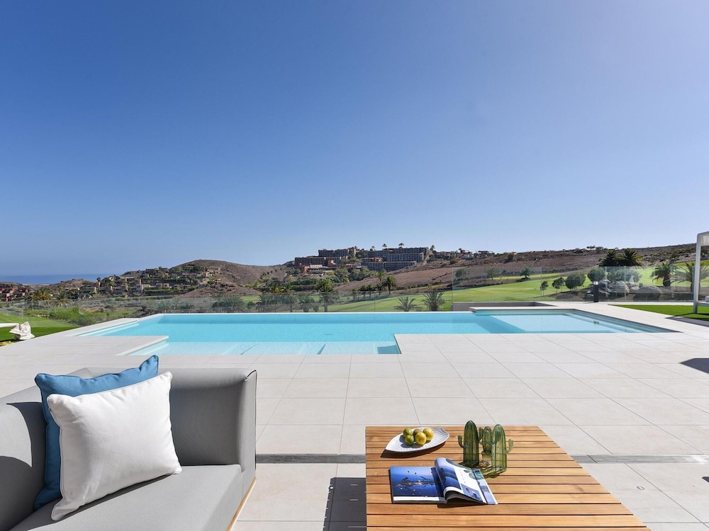 Villa in Salobre With Pool & Golf Nearby
