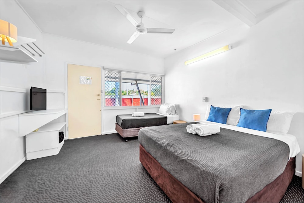 Pearly Shell Motel