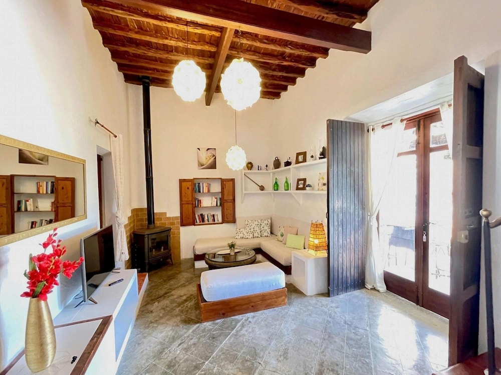 Holiday Home Near Stunning Beaches