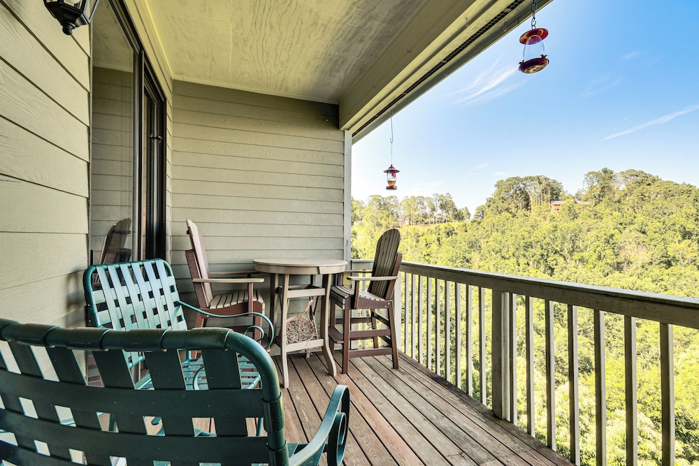 Condo w/ Private Balcony 6 Mi to Pisgah NF!