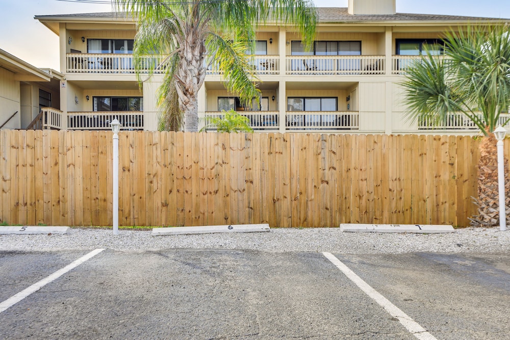 Siesta Keys Home w/ Deck Half Mile to Turtle Beach