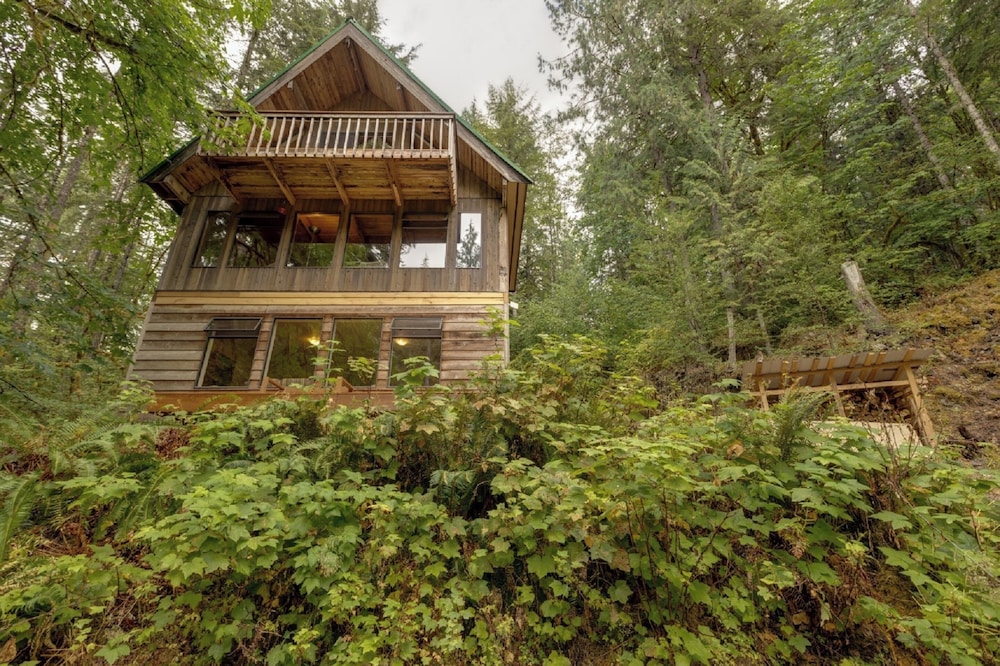 A 3 Story, 3 Bedroom Traditional Rustic Ski and Hiking Chalet