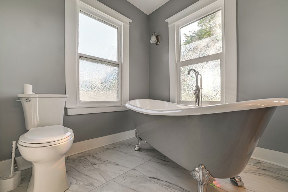 9 Mi to Kentucky Lake: Spacious Victorian Home!