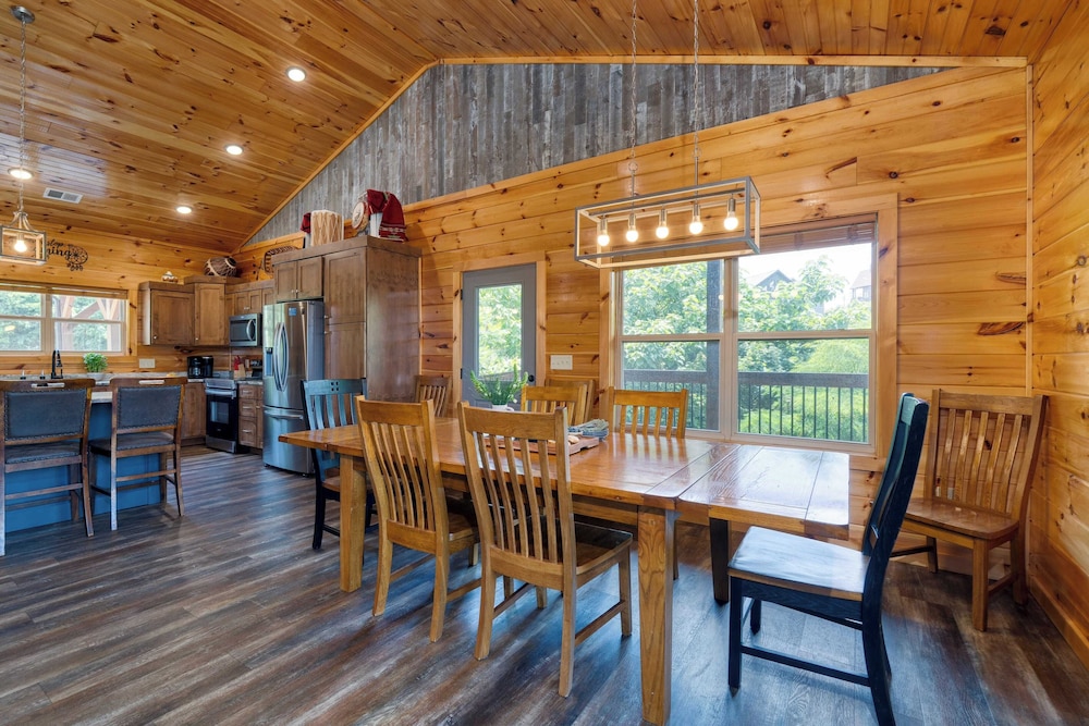Evergreen Echo by Avantstay Cabin w/ Mountain Views, Theater, Game Room, and Hot Tub