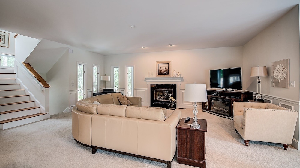 Beautiful Villa Marilyn 4 Bedroom Home by RedAwning