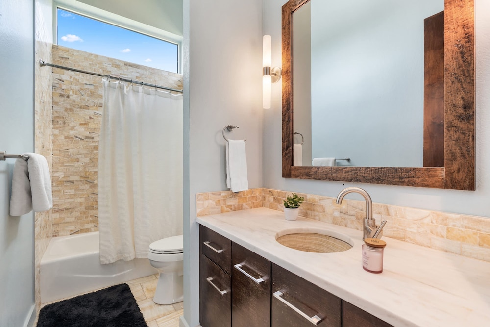 Luxury 7BR Hill Country Gem With Barndominium