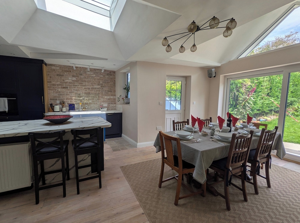 Cherry View House. 3-beds - Sleeps up to 8, Garden & Parking. Short Stays of all Types Welcome