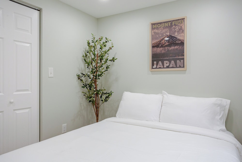 Stylish Minimalist Stay in City Center