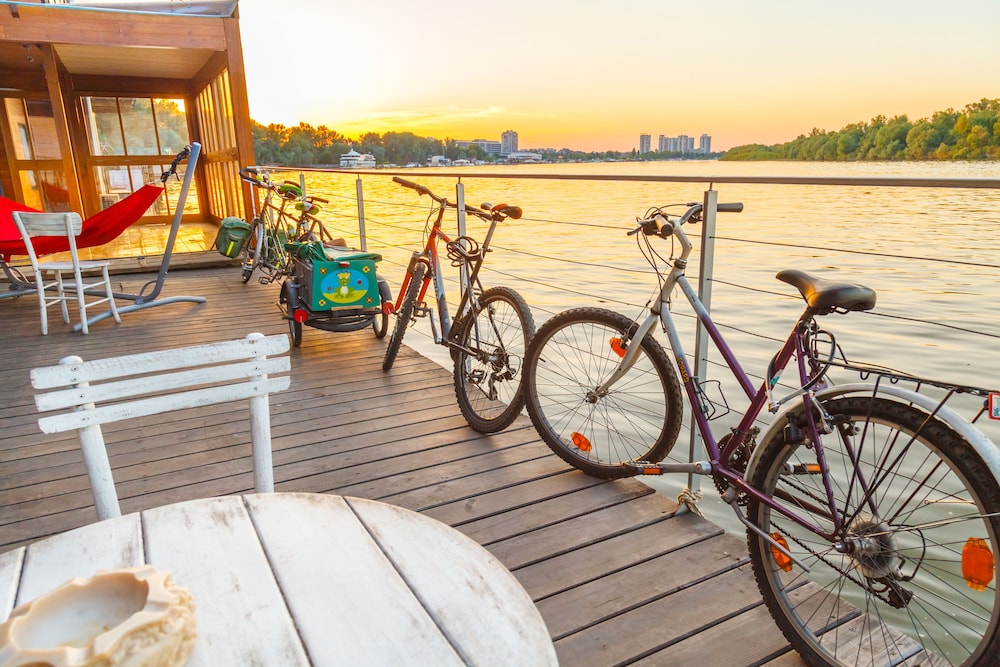 ArkaBarka Floating Hostel and Apartments