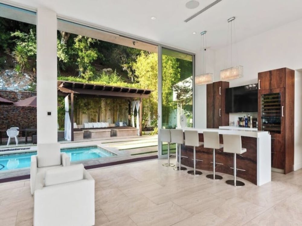 Zen Estate - Luxurious 5BR Beverly Hills Sanctuary With Pool & Canyon Views