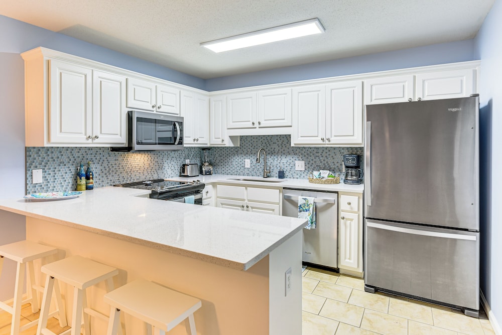Walk to Pool & Beach: PCB Resort Getaway w/ Porch