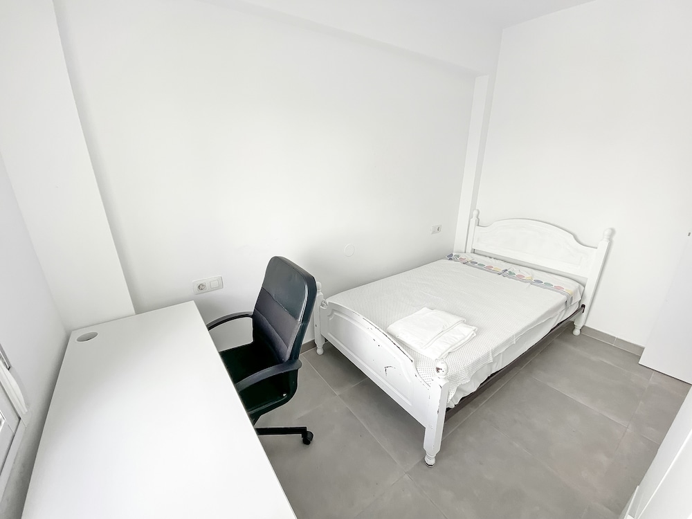 Elegant 4 beds train station upto 6 Pax
