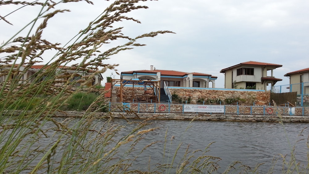 Lighthouse Luxe Estate Apart & Villas