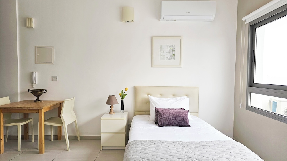 Phaedrus Living Ledras Residences 204