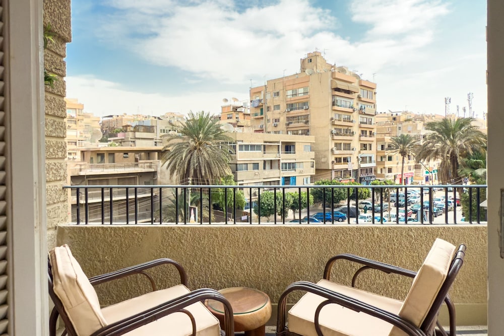 Xuru Stays I The 2bdr Crimson Crib @ The Heart Of Heliopolis