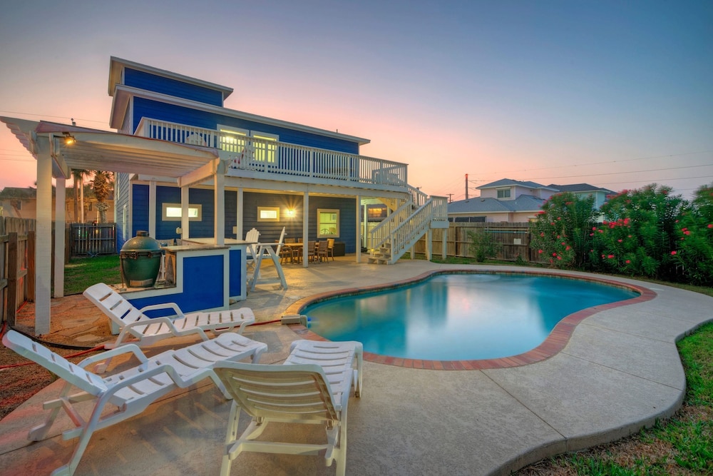 Leave of Absence Luxe Coastal Stay w Pool Outdoor Dining Minutes to Beach