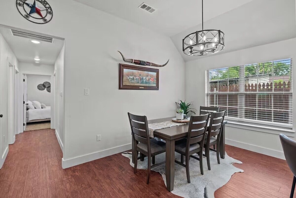 7 min to Stockyards- Cozy & Stylish Home