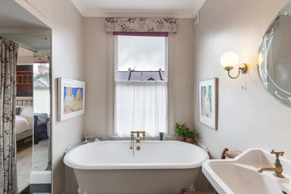 Lovely 4 Bedroom House near Portobello