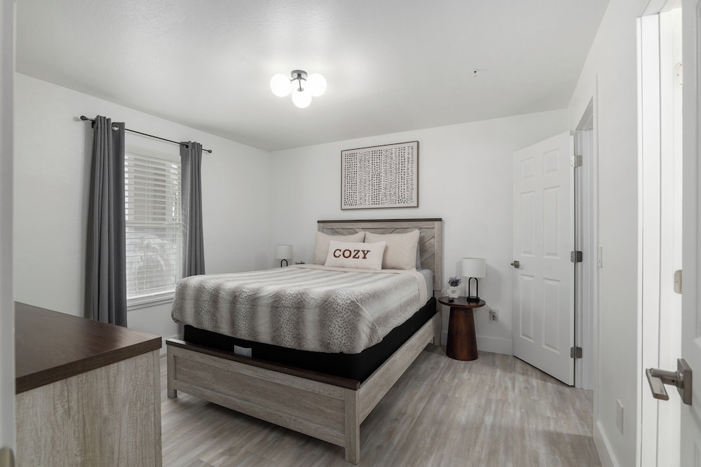 Cozy UF Condo Near Shands UF on Archer