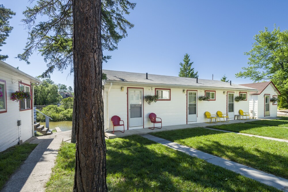 Hollywood Cottages