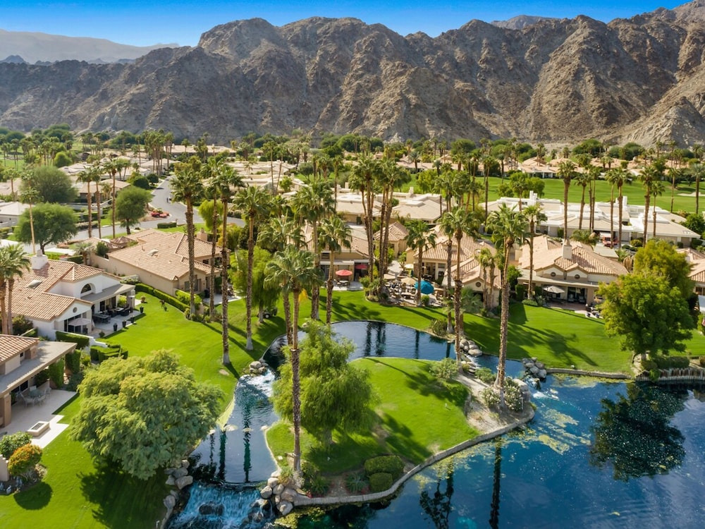 Stunning 5 Star Home Retreat Private Pool Spa BBQ 4 BR