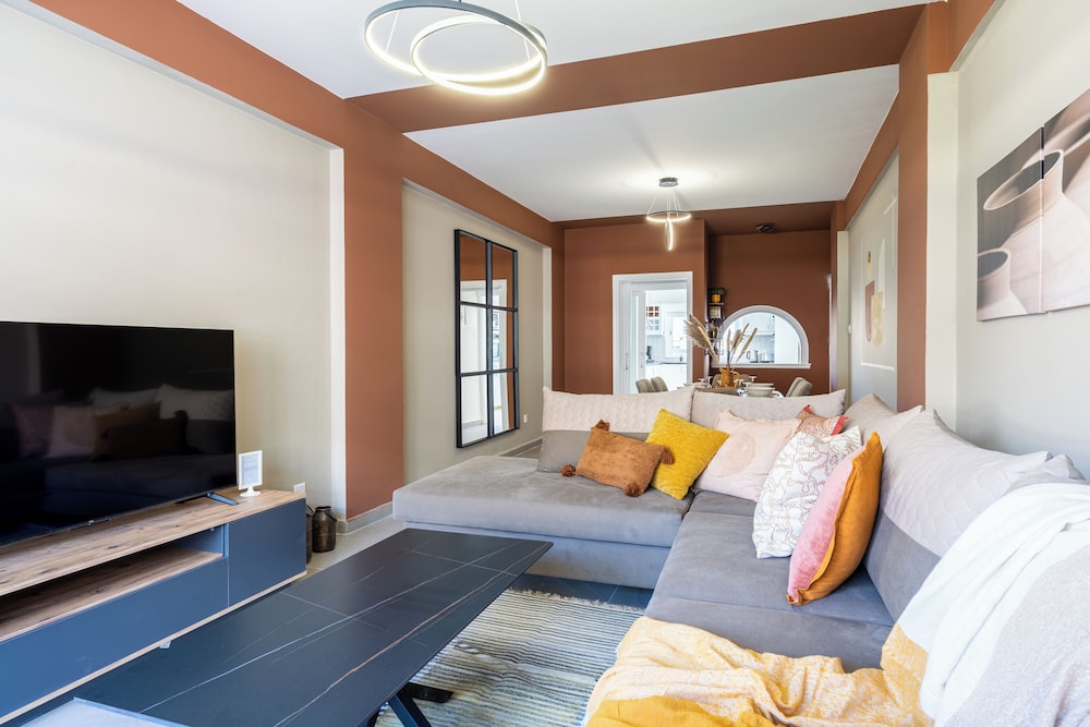 Oracle 2-BR Apt. & Balcony in Larnaca